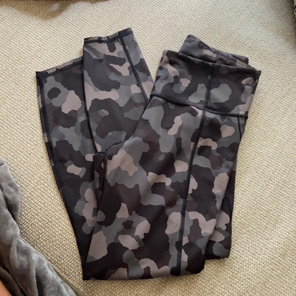 athleta leggings 7/8 tight camo size small